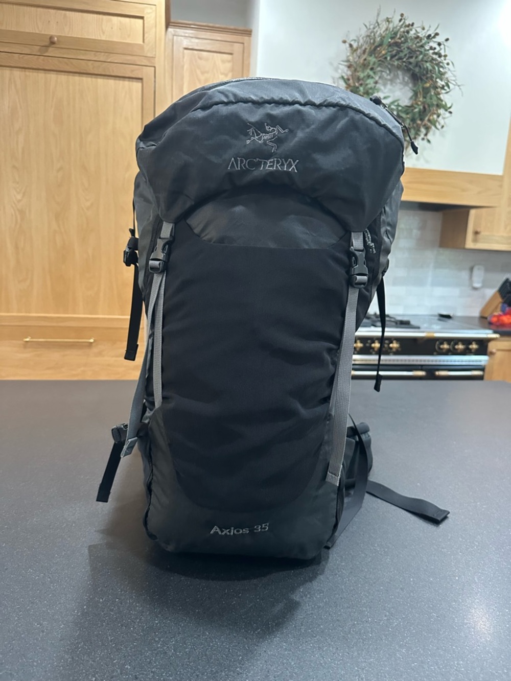 Arc'teryx Axios 35L Hiking Backpack - Black - Rare/Discontinued - Picture 2 of 13